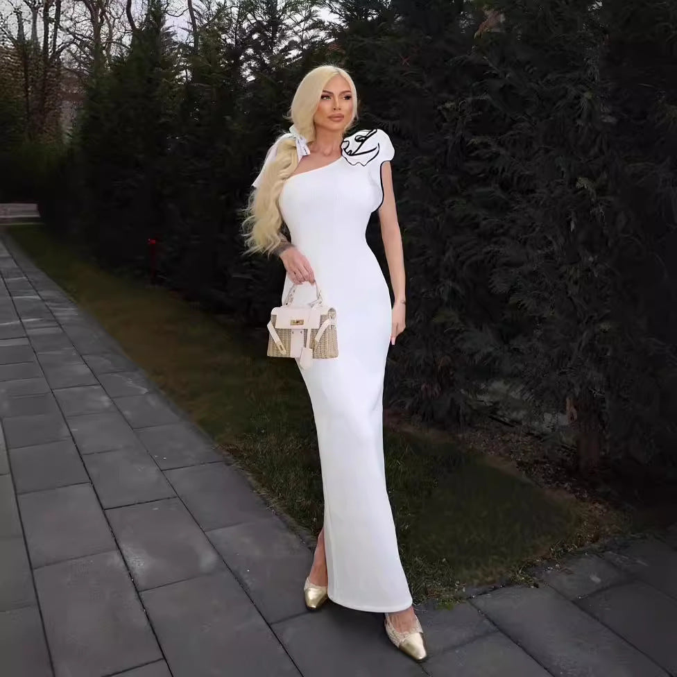 DameElegant Maxiklänning med asymmetrisk design och lekfulla volangdetaljer Mirla-Eva Jonsson