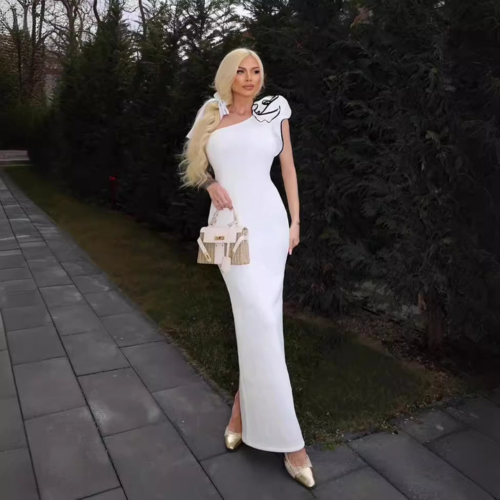 DameElegant Maxiklänning med asymmetrisk design och lekfulla volangdetaljer Mirla-Eva Jonsson