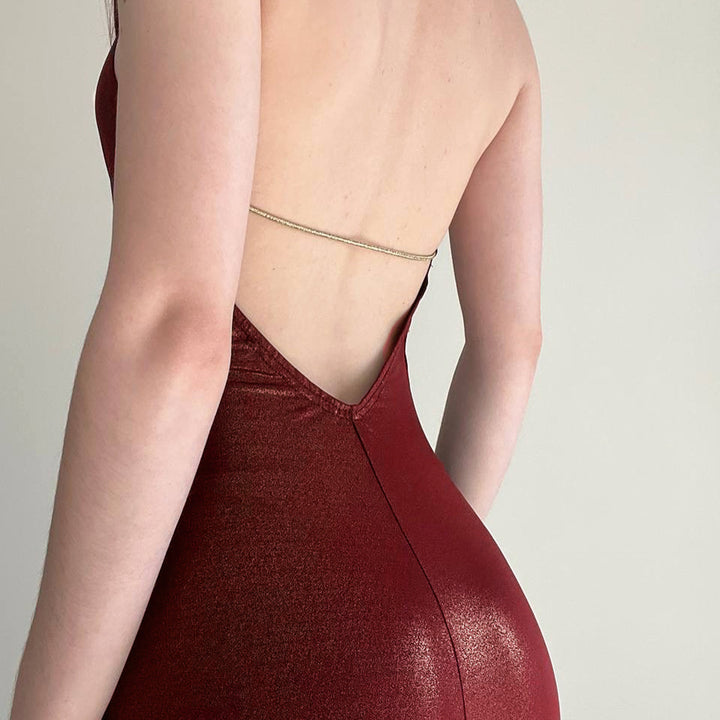 Dameaftonklänning med skimrande satin och elegant slits Mirla-Eva Jonsson