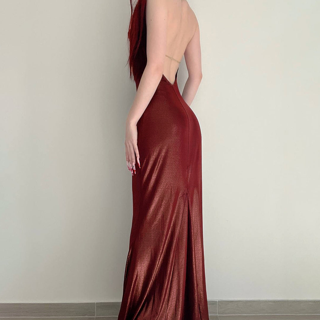 Dameaftonklänning med skimrande satin och elegant slits Mirla-Eva Jonsson