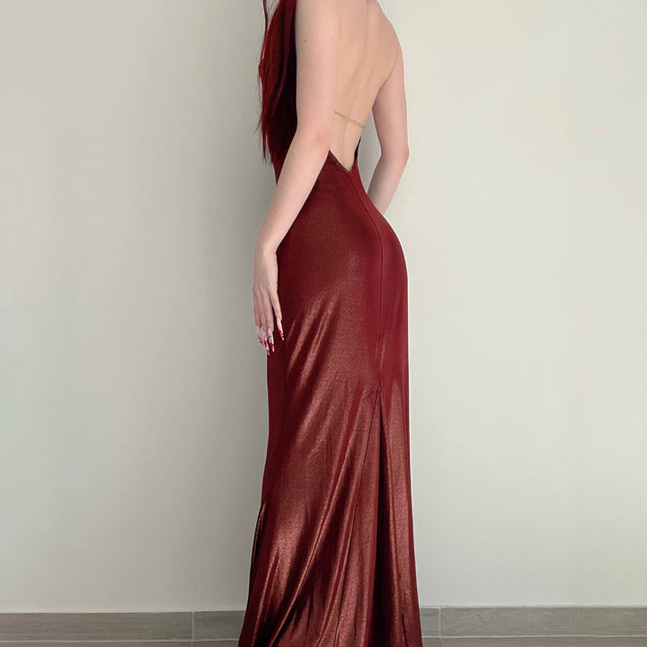 Dameaftonklänning med skimrande satin och elegant slits Mirla-Eva Jonsson