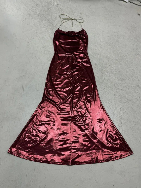 Dameaftonklänning med skimrande satin och elegant slits Mirla-Eva Jonsson