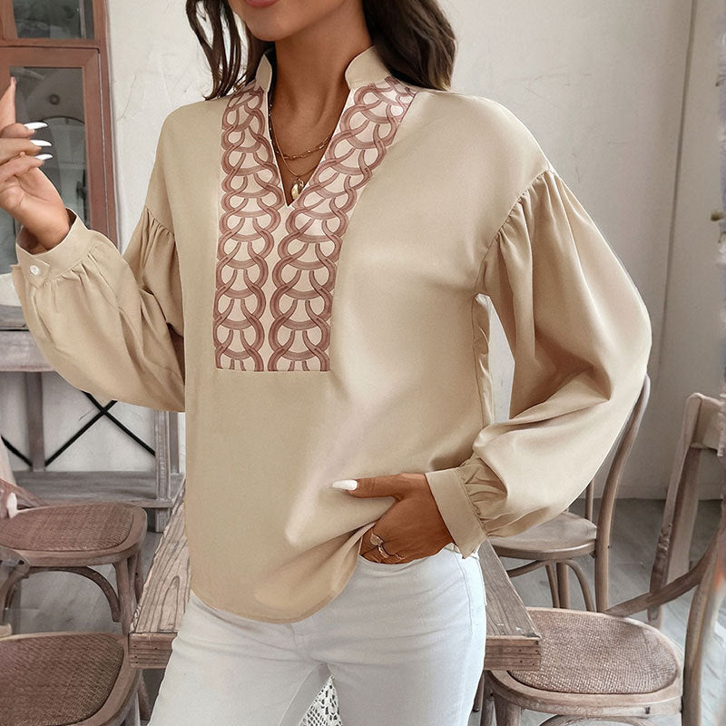 Dameblus med Elegant Broderad U-ringning Mirla-Eva Jonsson