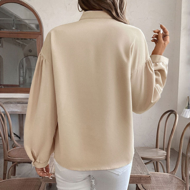 Dameblus med Elegant Broderad U-ringning Mirla-Eva Jonsson