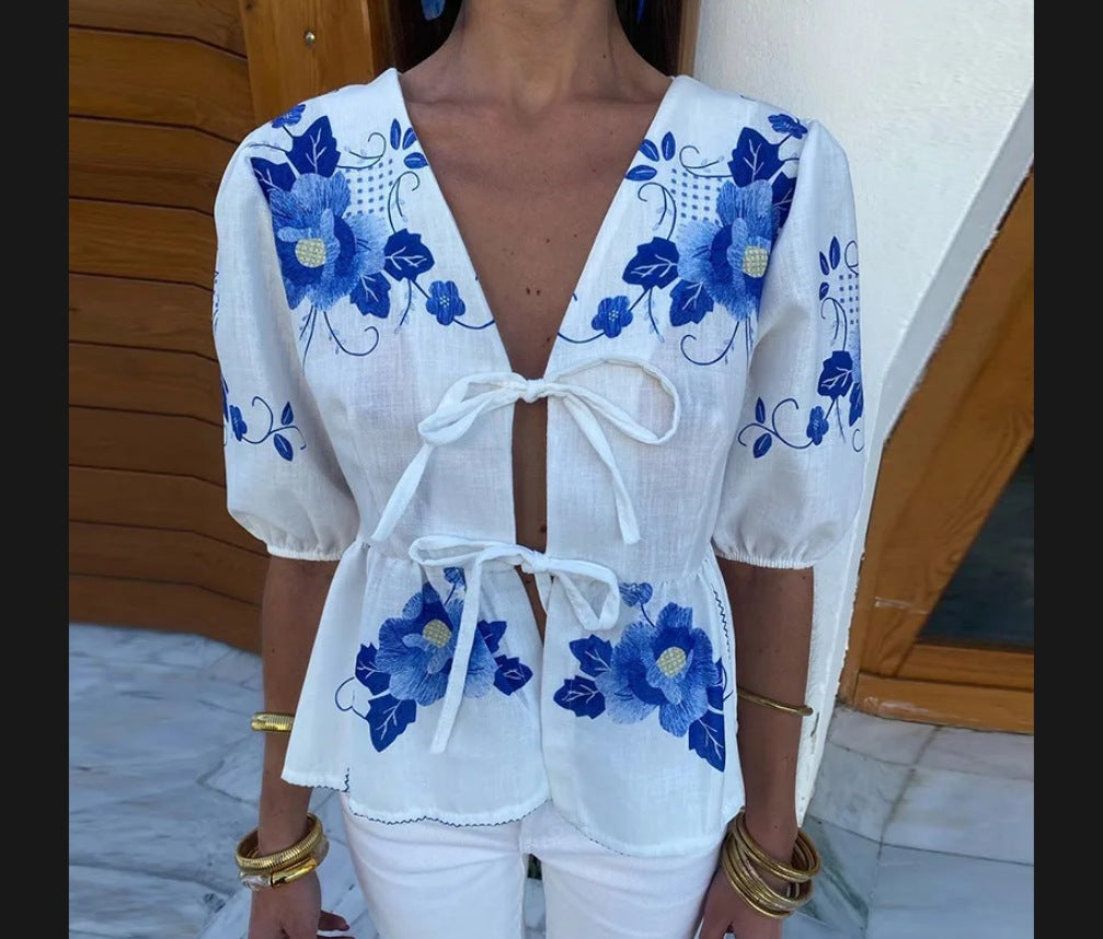 Dameblus med blommiga broderier och lekfull snitt Mirla-Eva Jonsson