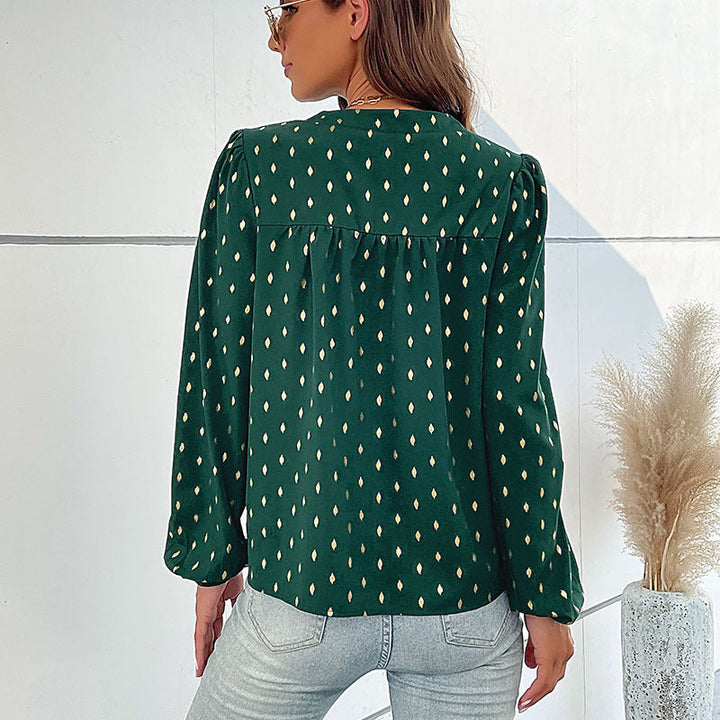 Dameblus med dekorativa knappar och elegant rynkning Mirla-Eva Jonsson