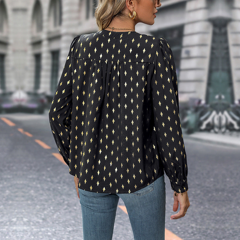 Dameblus med elegant V-ringning och fina volangdetaljer Mirla-Eva Jonsson