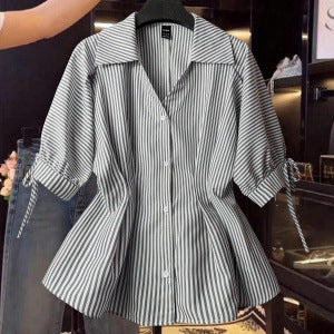 Dameblus med eleganta ruffledetaljer och modernt randigt mönster Mirla-Eva Jonsson