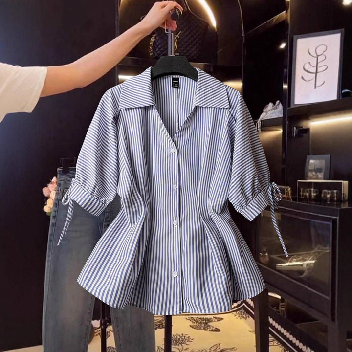 Dameblus med eleganta ruffledetaljer och modernt randigt mönster Mirla-Eva Jonsson