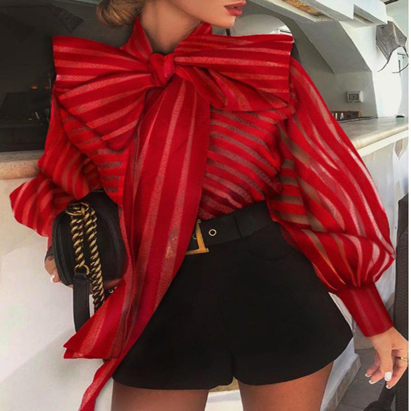 Dameblus med extravaganta volanger och eleganta randdetaljer Mirla-Eva Jonsson