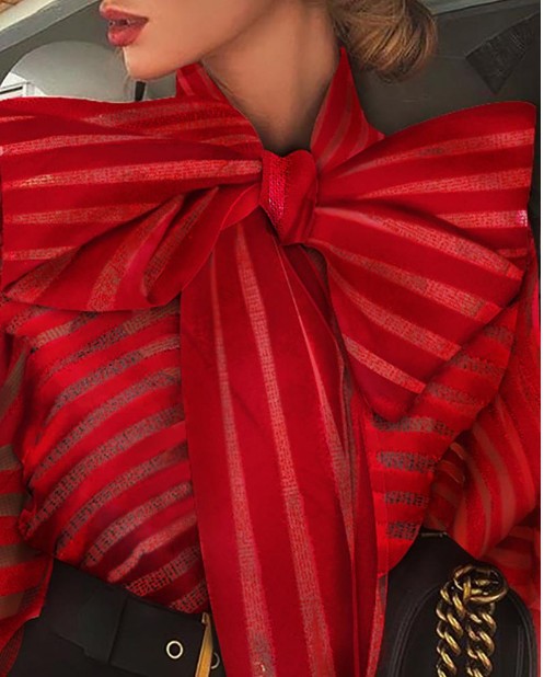 Dameblus med extravaganta volanger och eleganta randdetaljer Mirla-Eva Jonsson