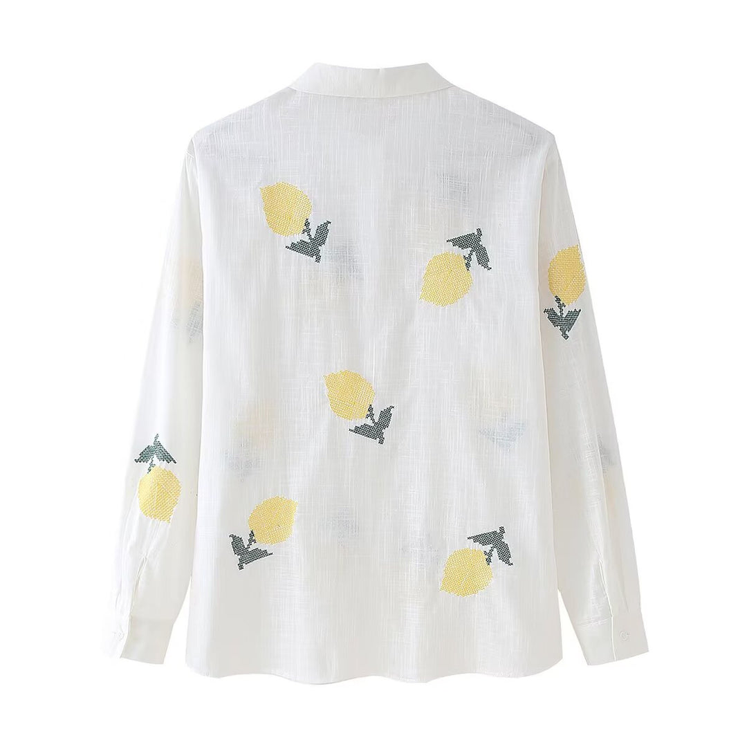 Dameblus med glad citrondesign och elegant krage Mirla-Eva Jonsson