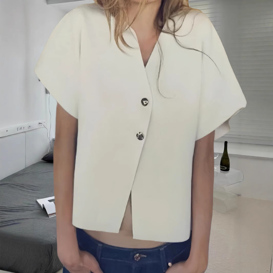 Dameblus med innovativ snitt och eleganta detaljer Mirla-Eva Jonsson