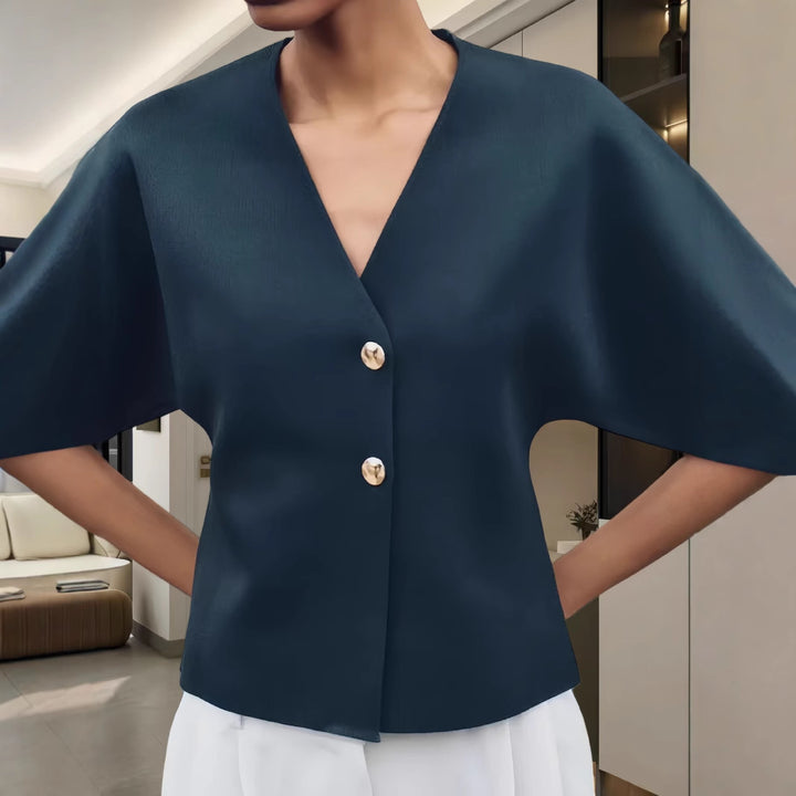 Dameblus med innovativ snitt och eleganta detaljer Mirla-Eva Jonsson