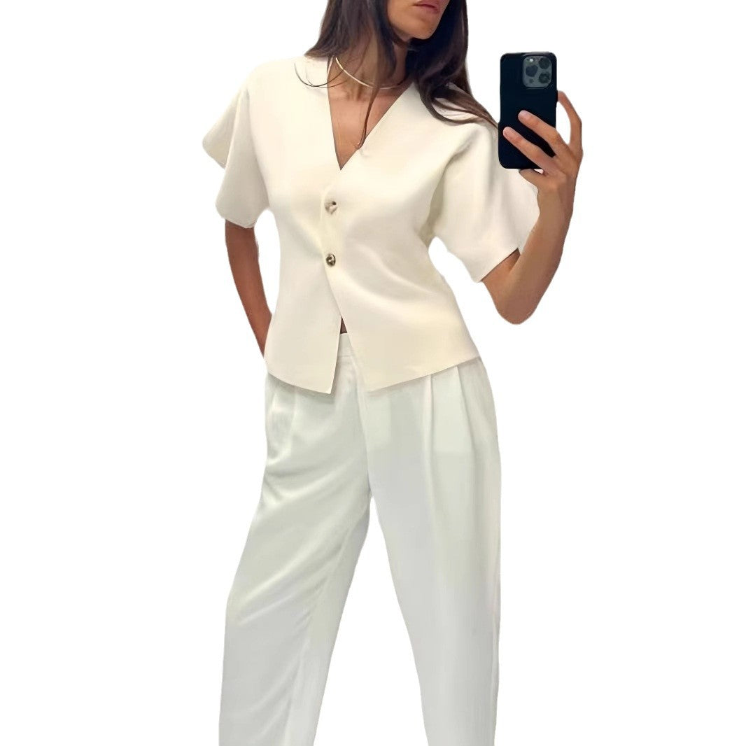 Dameblus med innovativ snitt och eleganta detaljer Mirla-Eva Jonsson