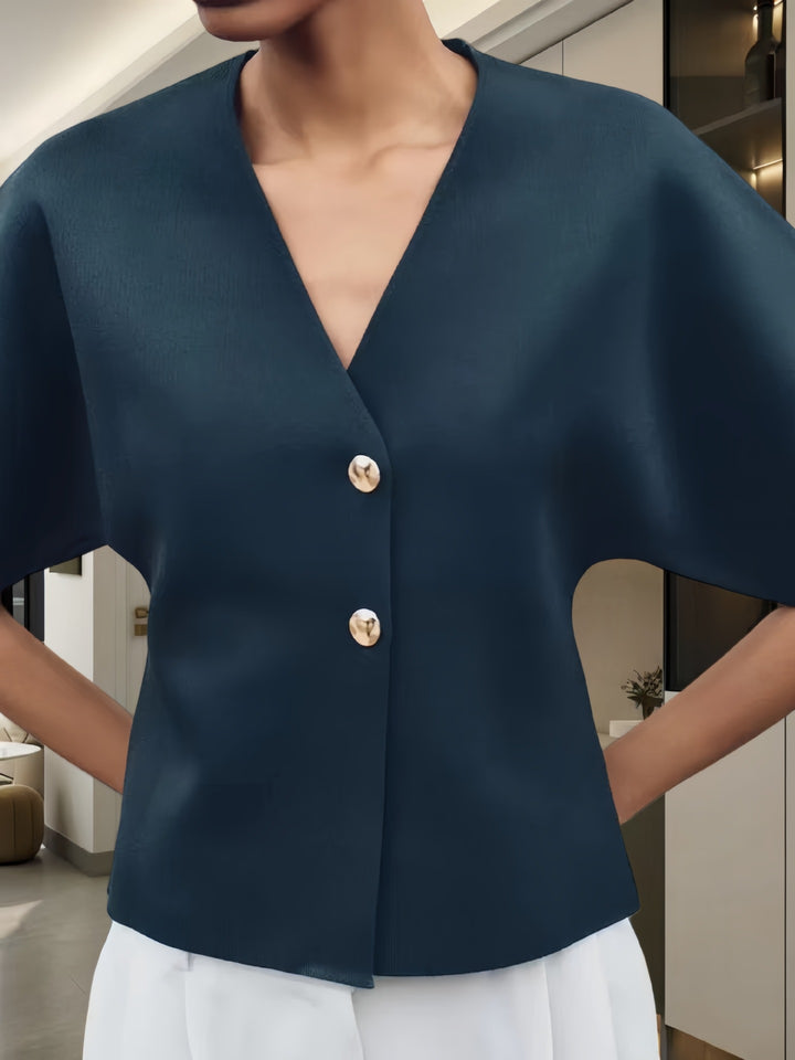 Dameblus med innovativ snitt och eleganta detaljer Mirla-Eva Jonsson