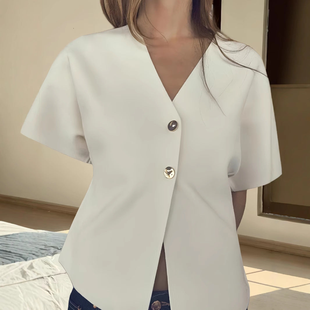 Dameblus med innovativ snitt och eleganta detaljer Mirla-Eva Jonsson