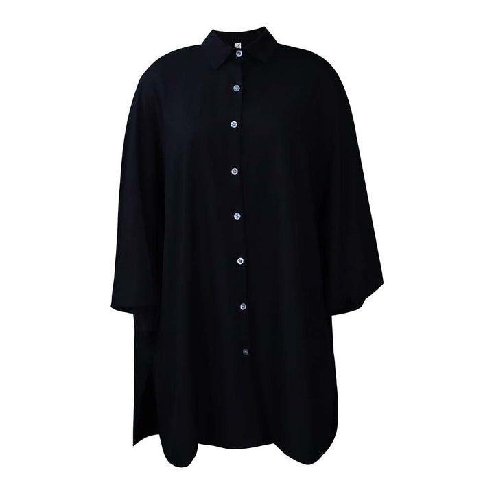Dameblus med oversized snitt och eleganta knappar Mirla-Eva Jonsson