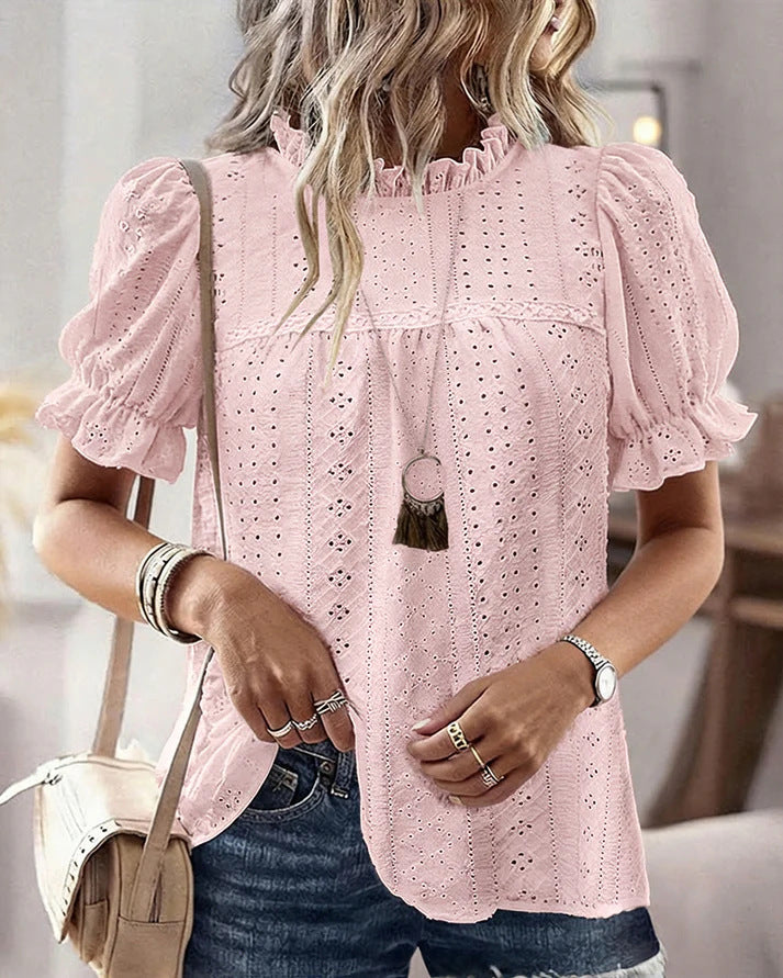 Dameblus med rynkedetaljer och hålmönster Mirla-Eva Jonsson