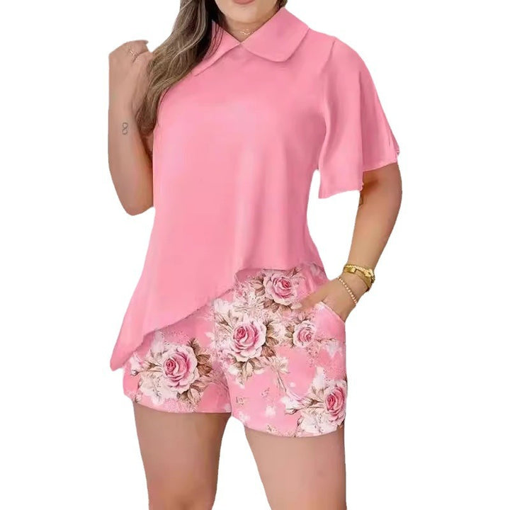 Dameblus med svängd skärning och blommönster shorts Mirla-Eva Jonsson