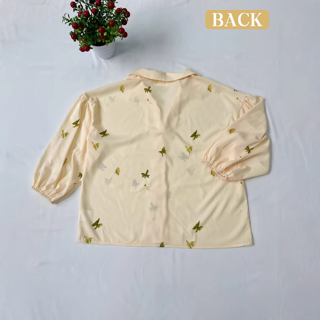 Dameblus med volangdetaljer och blommig broderidesign Mirla-Eva Jonsson