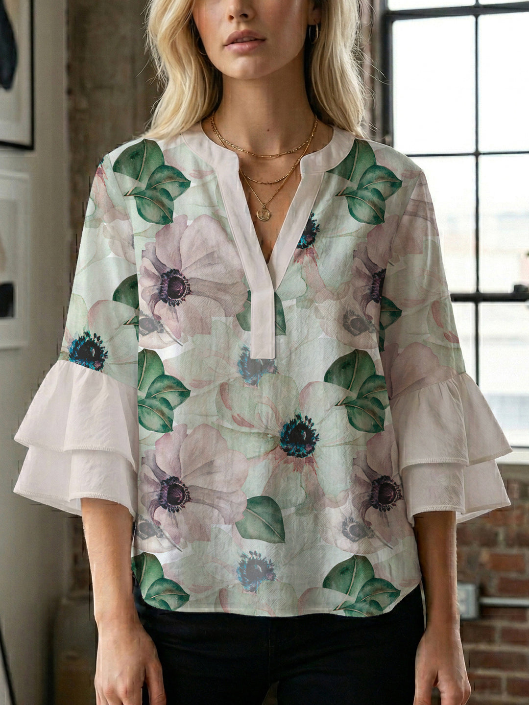 Dameblus med voluminösa ärmar och blommönster Mirla-Eva Jonsson