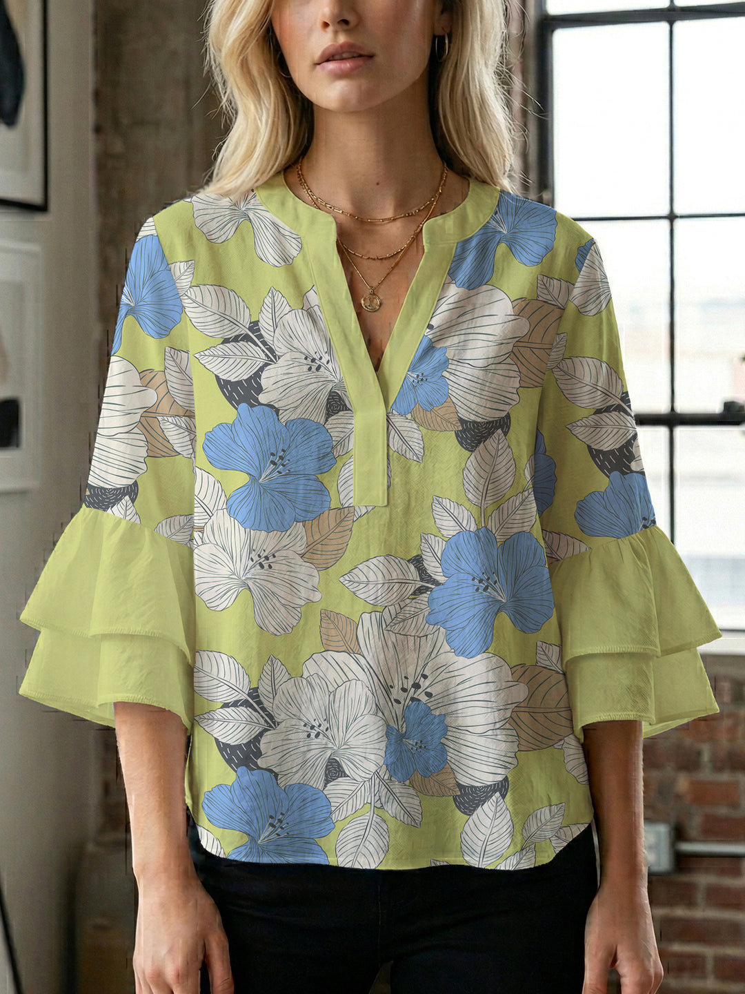 Dameblus med voluminösa ärmar och blommönster Mirla-Eva Jonsson