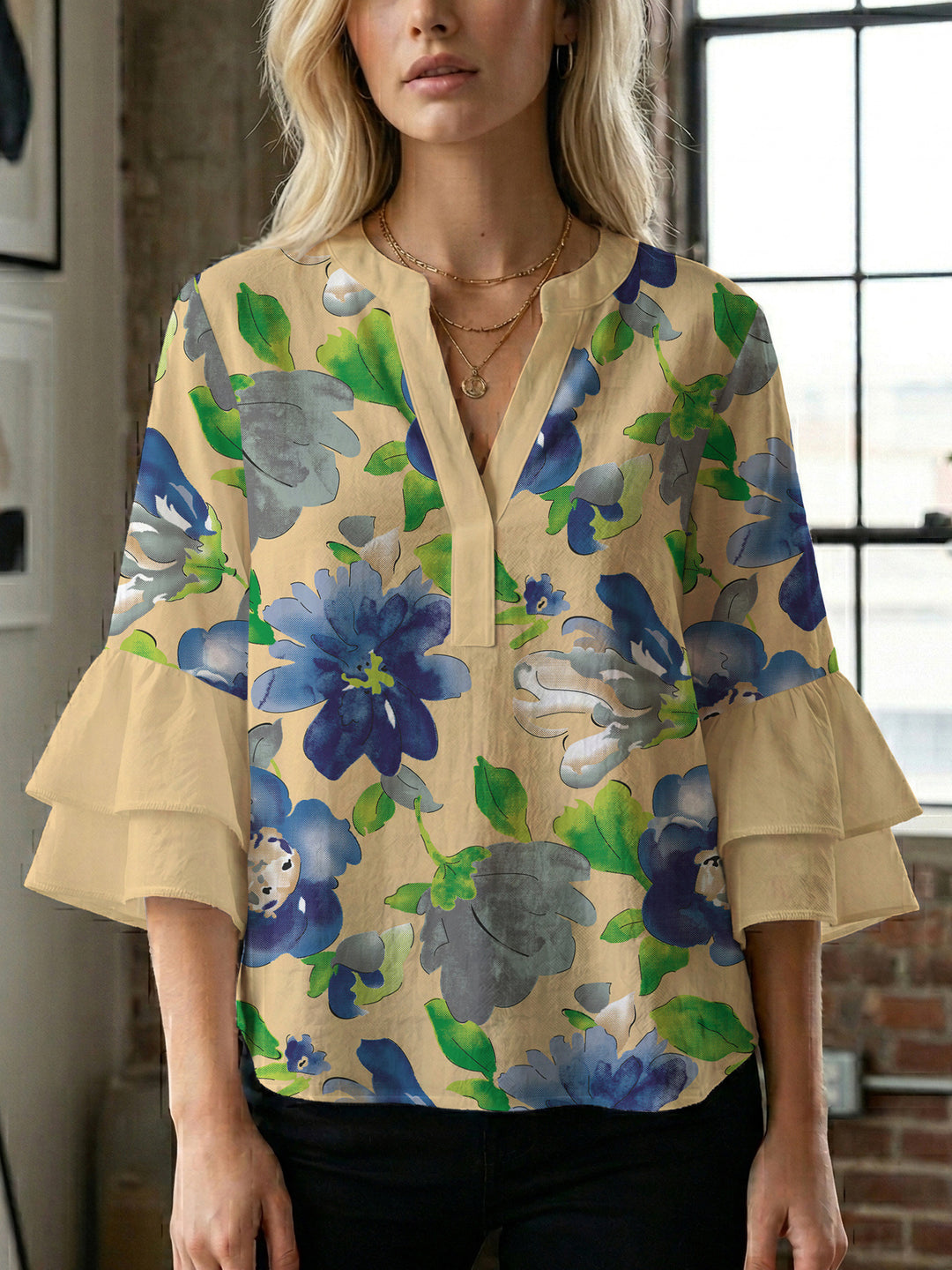 Dameblus med voluminösa ärmar och blommönster Mirla-Eva Jonsson