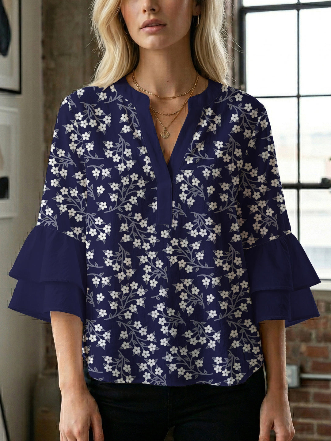 Dameblus med voluminösa ärmar och blommönster Mirla-Eva Jonsson