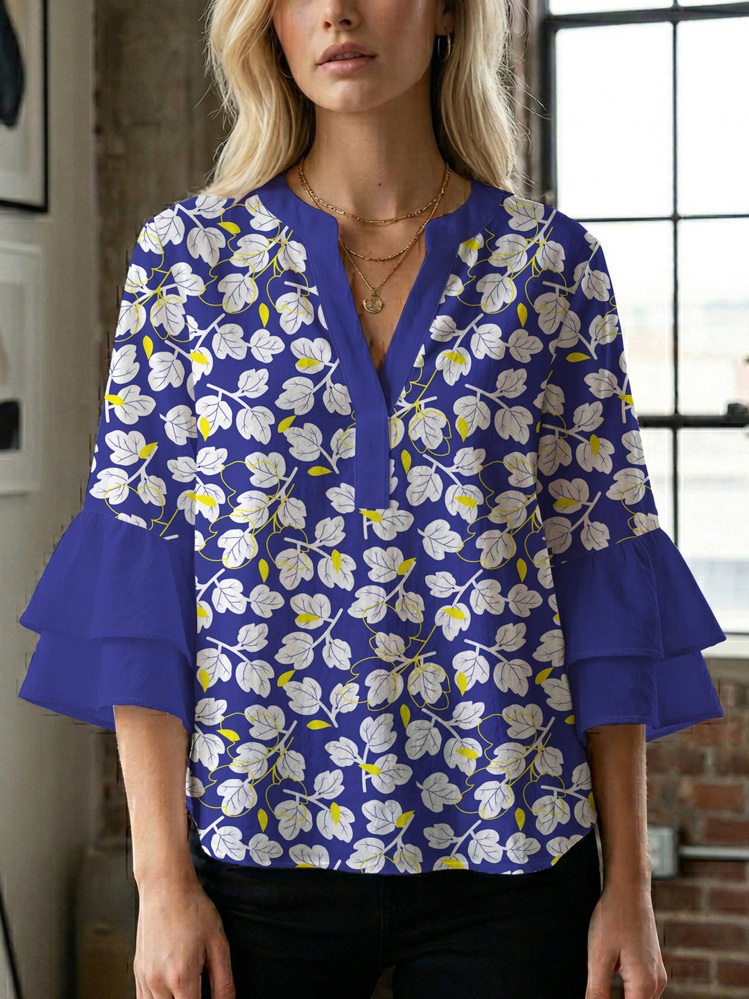 Dameblus med voluminösa ärmar och blommönster Mirla-Eva Jonsson