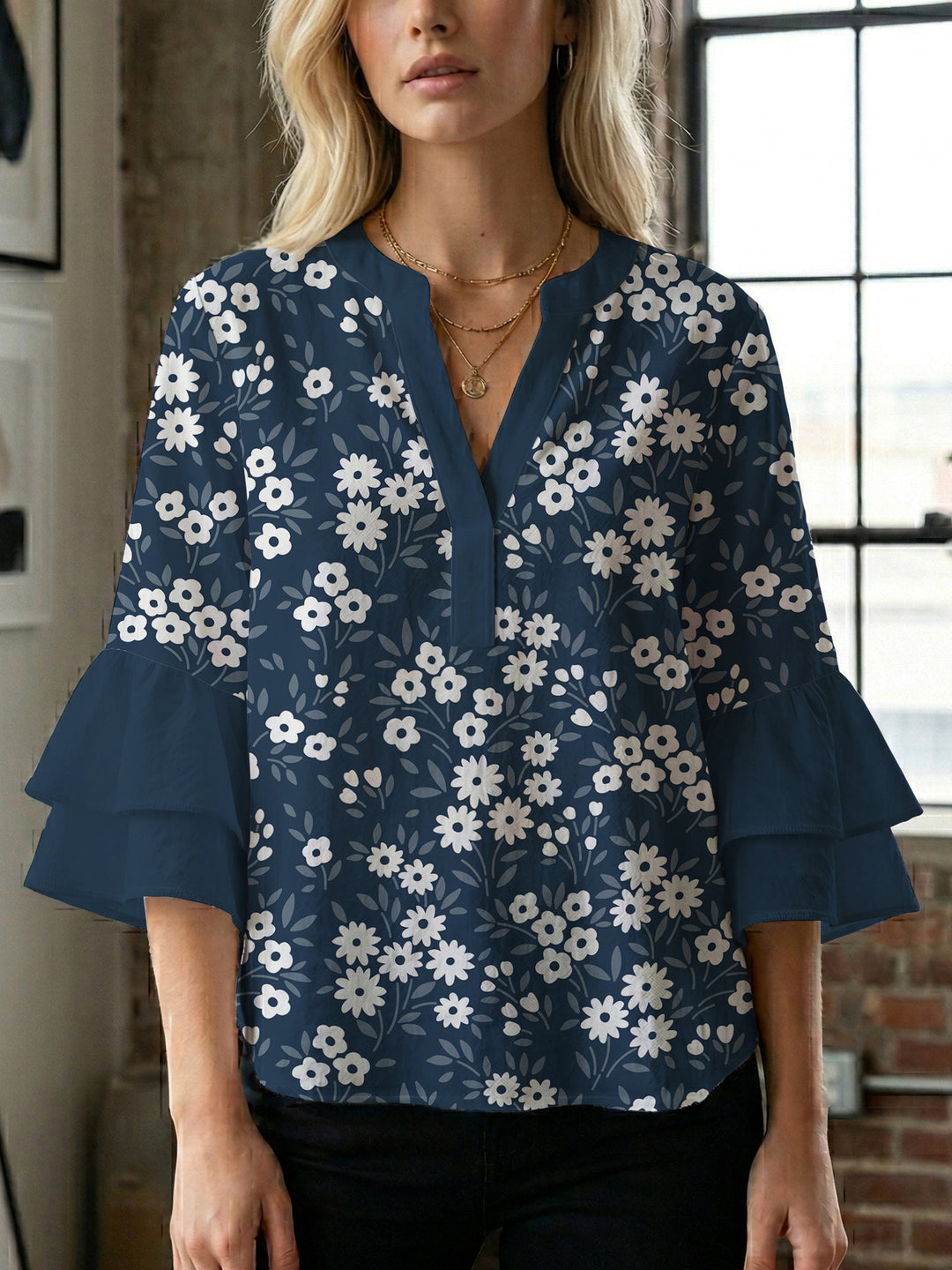 Dameblus med voluminösa ärmar och blommönster Mirla-Eva Jonsson