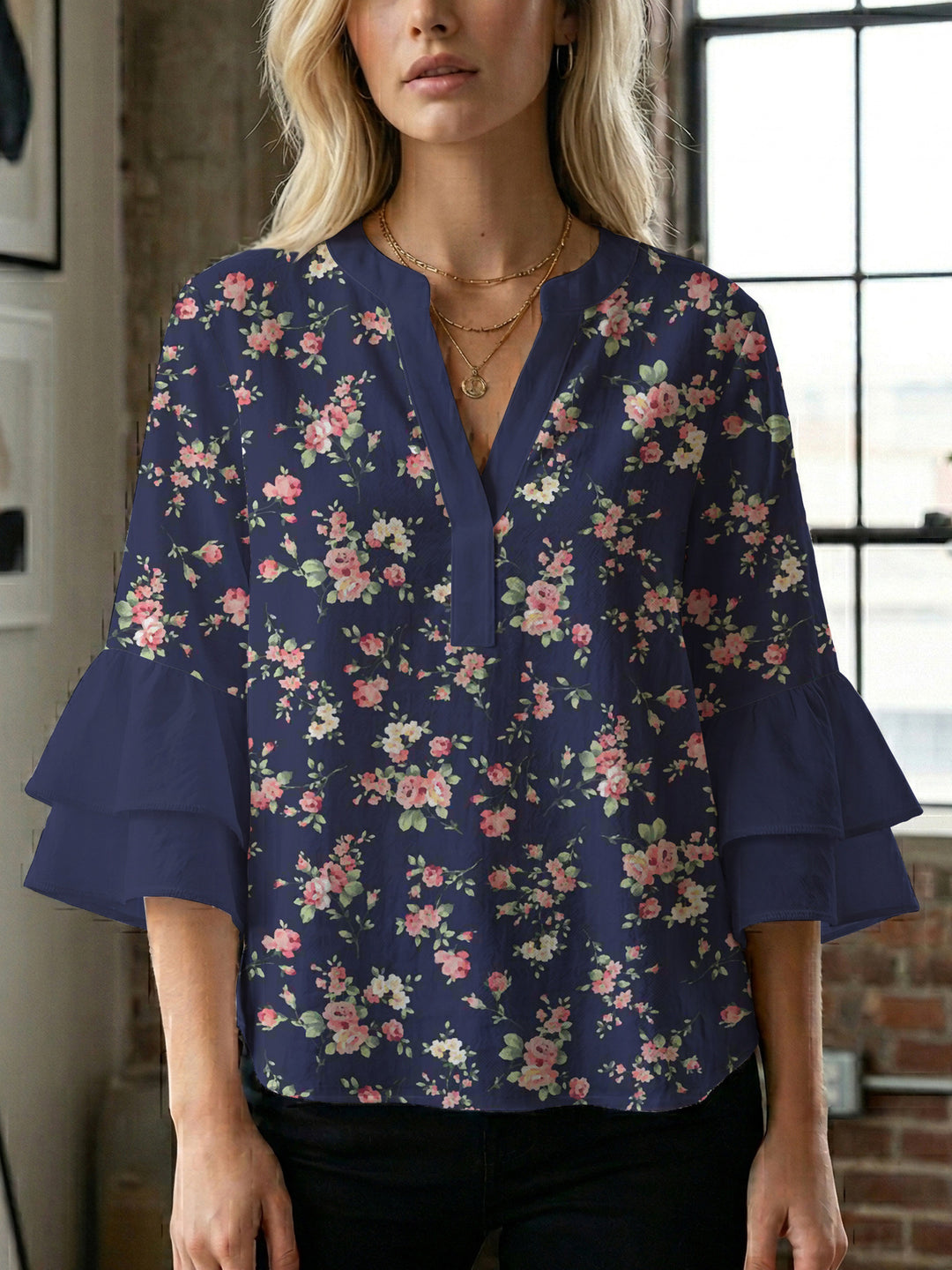 Dameblus med voluminösa ärmar och blommönster Mirla-Eva Jonsson
