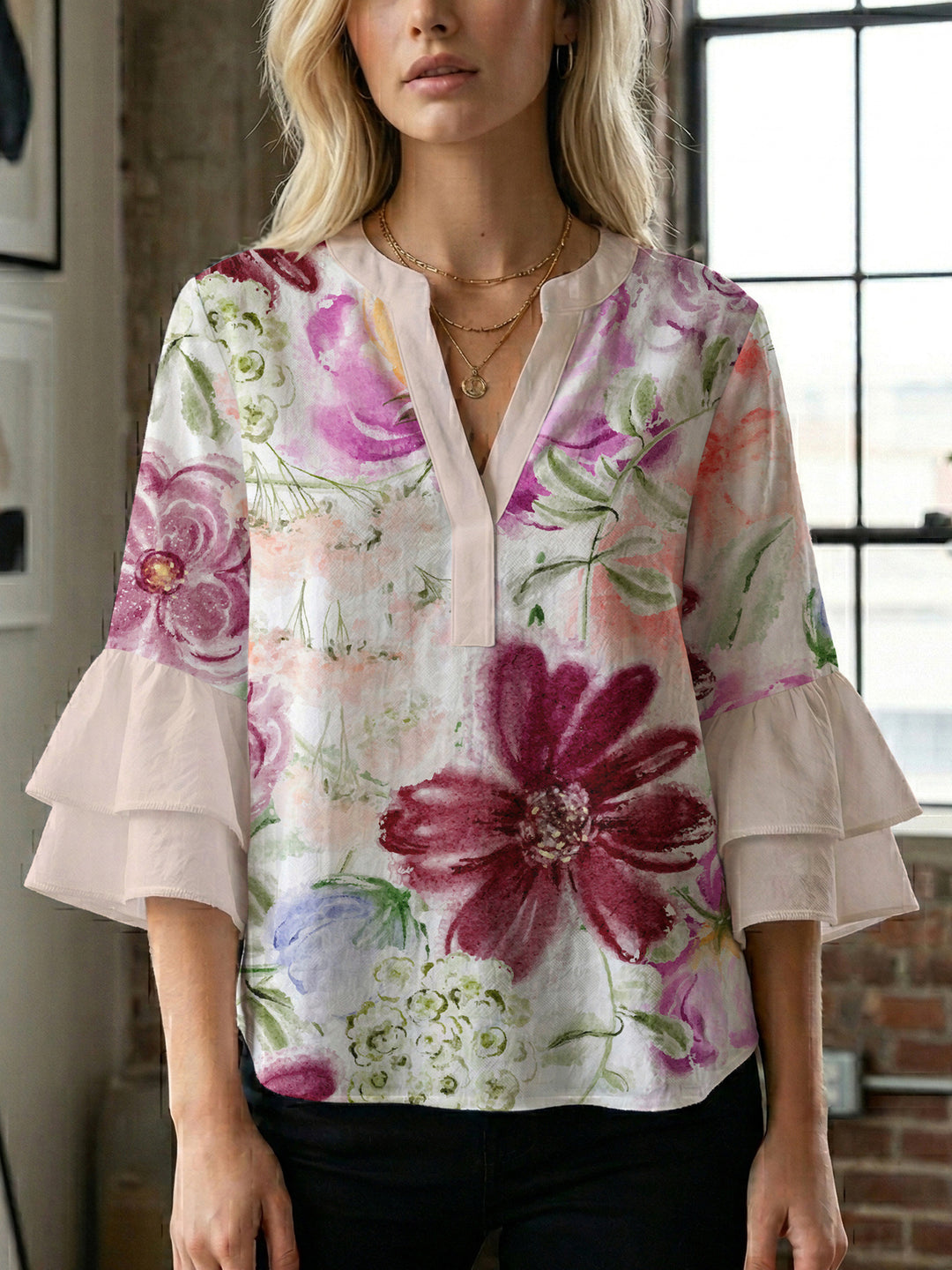 Dameblus med voluminösa ärmar och blommönster Mirla-Eva Jonsson