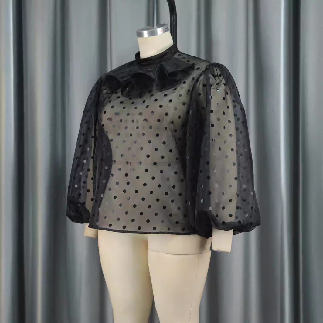 Dameblus med voluminösa puffärmar och polka prickar Mirla-Eva Jonsson