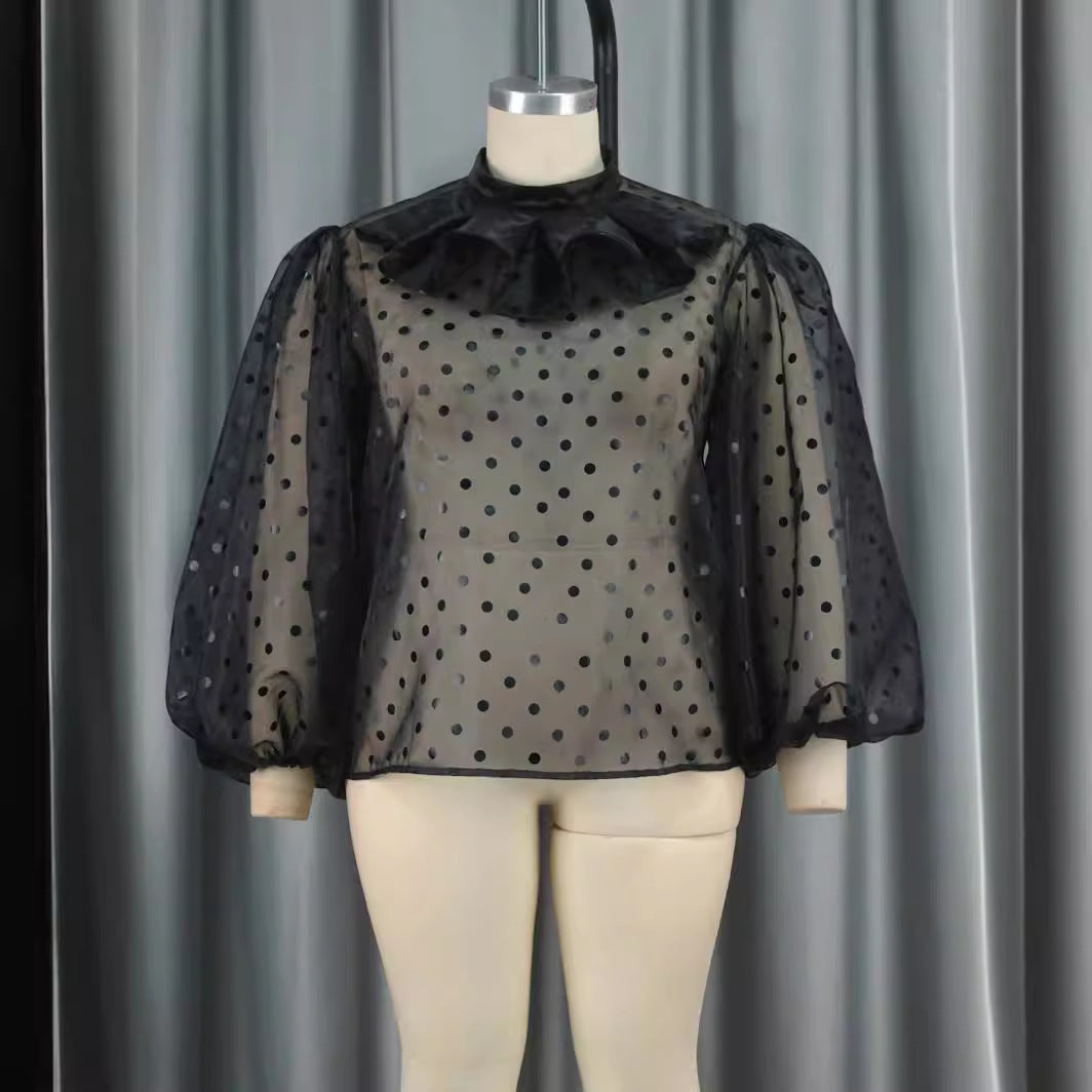 Dameblus med voluminösa puffärmar och polka prickar Mirla-Eva Jonsson