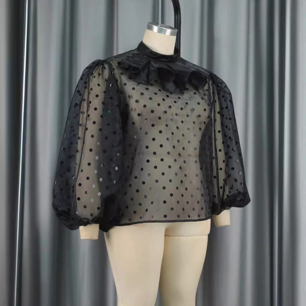 Dameblus med voluminösa puffärmar och polka prickar Mirla-Eva Jonsson