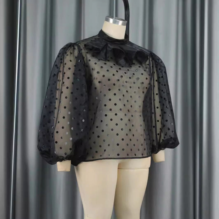 Dameblus med voluminösa puffärmar och polka prickar Mirla-Eva Jonsson