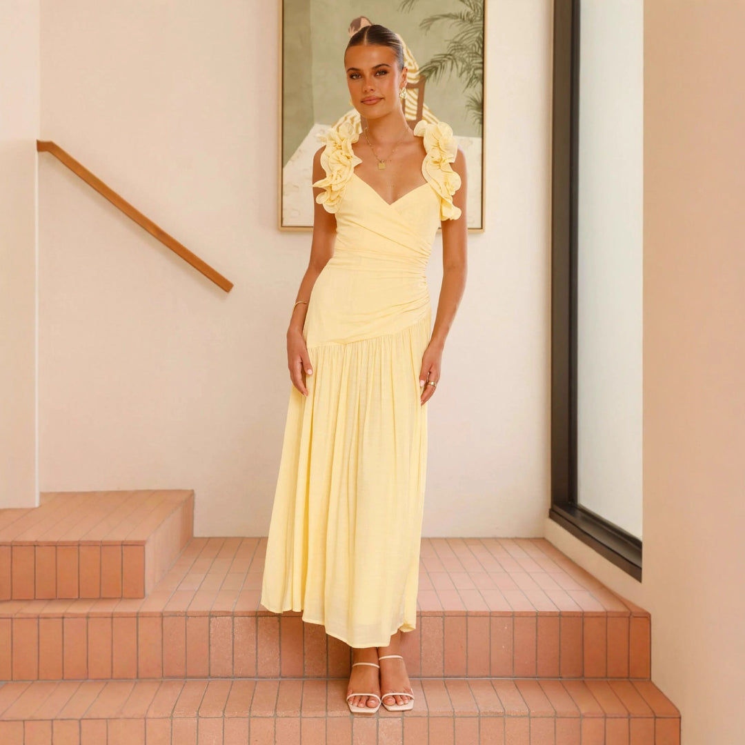 Damedröm med eleganta volanger och figurnära snitt-Eva Jonsson