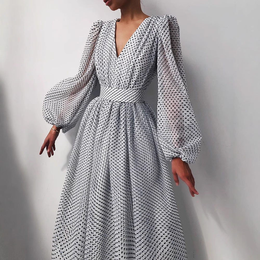 Dameklänning med transparent puffärm och floral prickdesign Mirla-Eva Jonsson