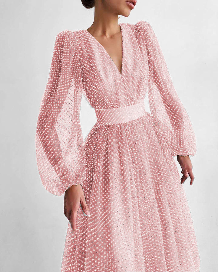 Dameklänning med transparent puffärm och floral prickdesign Mirla-Eva Jonsson