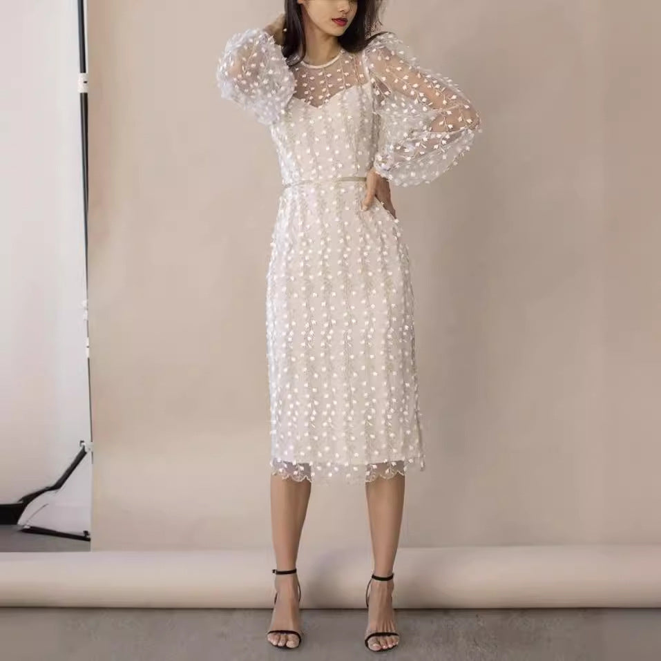 Dameklänning med transparenta puffärmar och blommönster broderi Mirla-Eva Jonsson