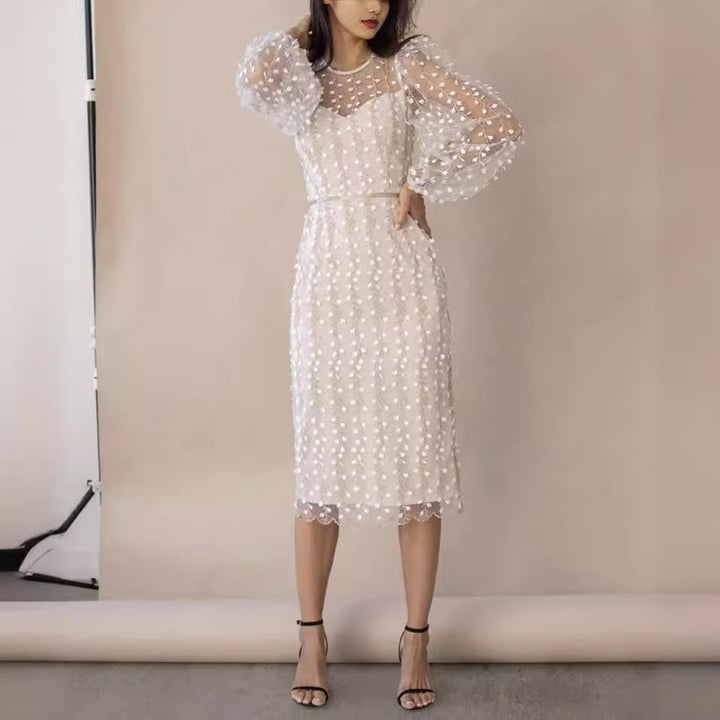 Dameklänning med transparenta puffärmar och blommönster broderi Mirla-Eva Jonsson