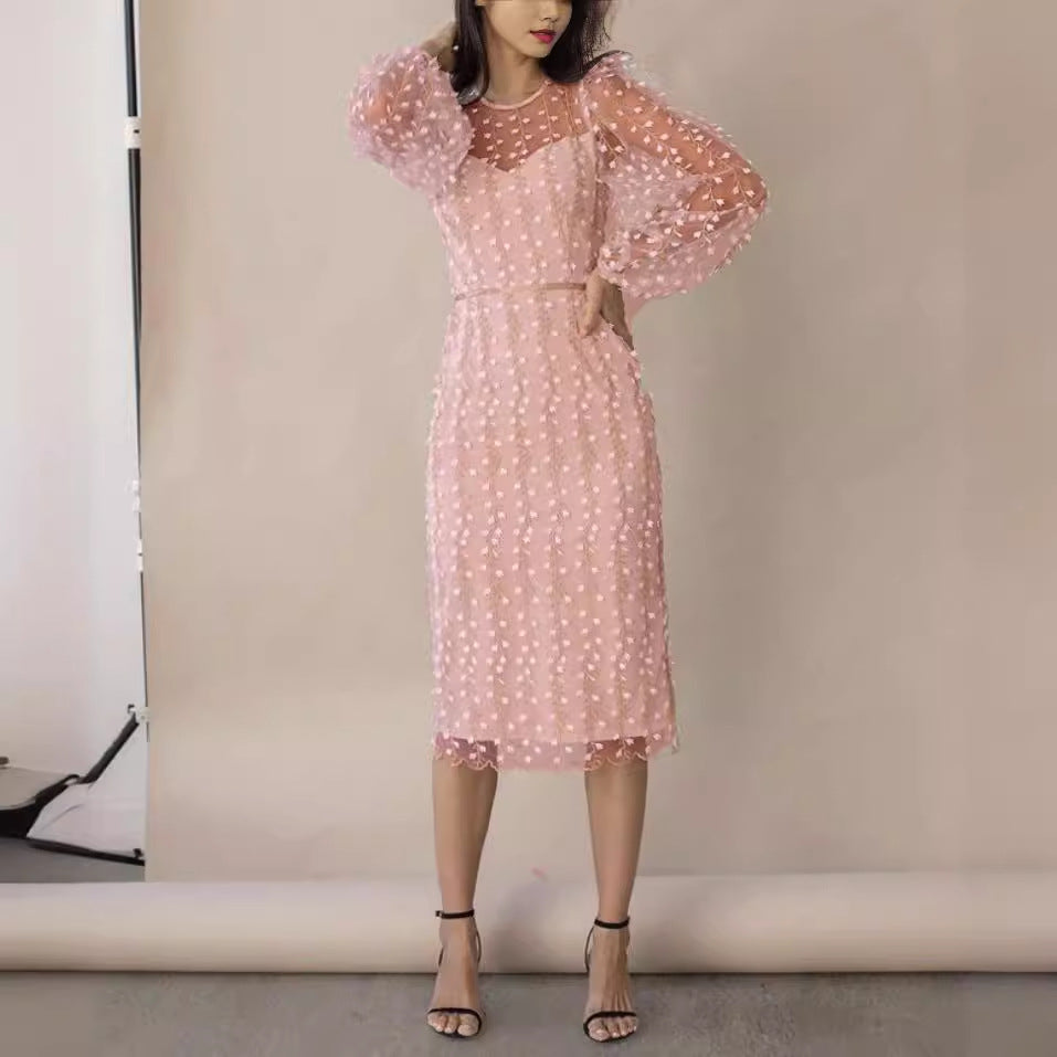 Dameklänning med transparenta puffärmar och blommönster broderi Mirla-Eva Jonsson
