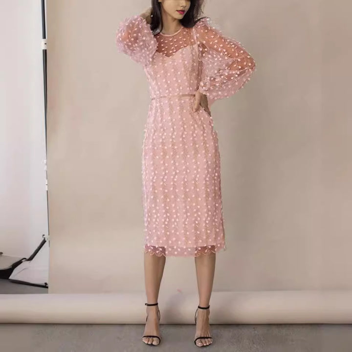 Dameklänning med transparenta puffärmar och blommönster broderi Mirla-Eva Jonsson