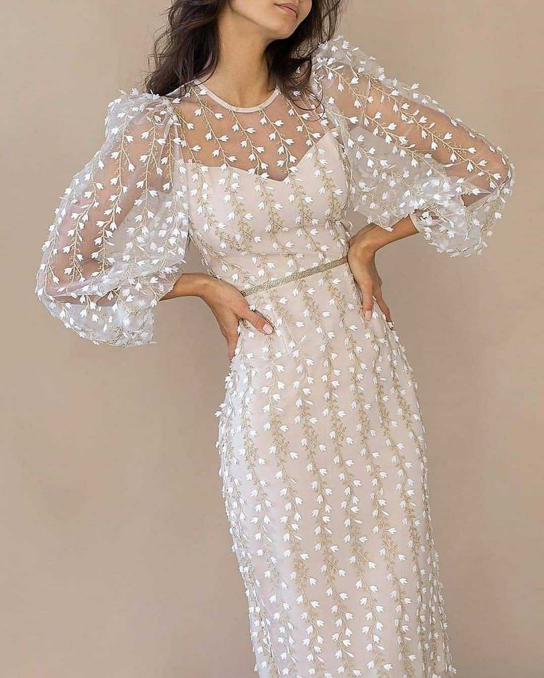 Dameklänning med transparenta puffärmar och blommönster broderi Mirla-Eva Jonsson
