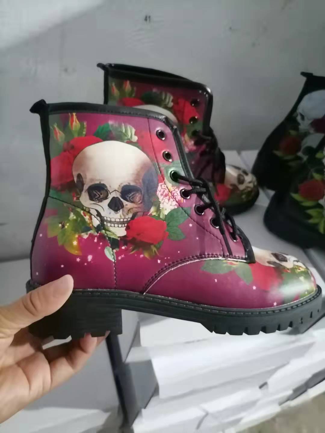 Damen Ädla Snörkängor med Skull- och Rosmönster Mirla-Eva Jonsson