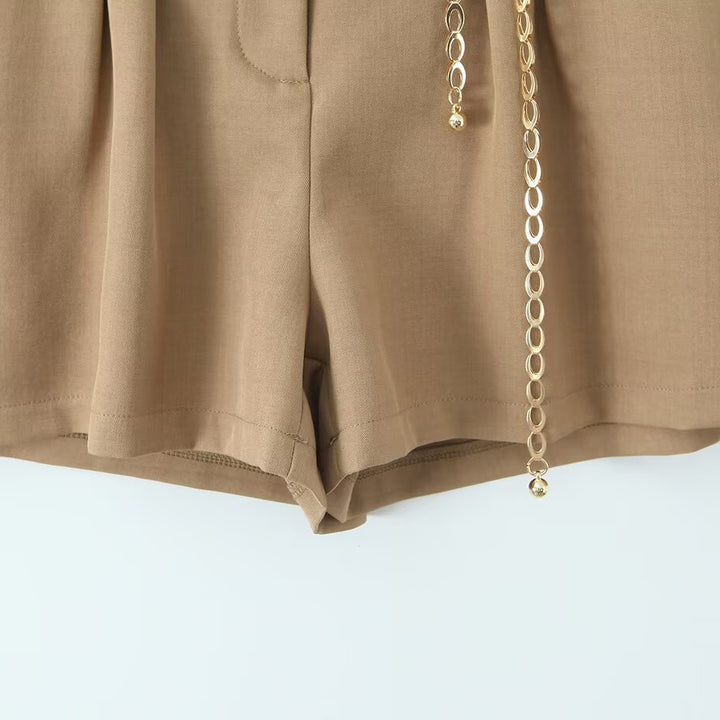 Damen Chice Shorts mit eleganter Kette und hochgeschnittenem Bund Mirla-Eva Jonsson