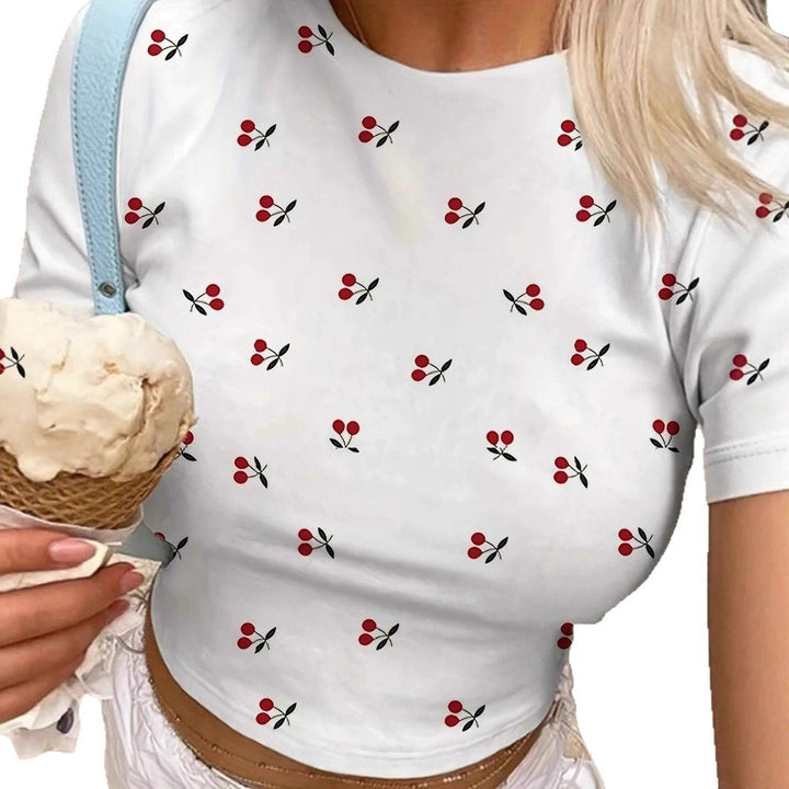 Damen Crop-T-Shirt med fräscht körsbärsmotiv och figurnära snitt Mirla-Eva Jonsson