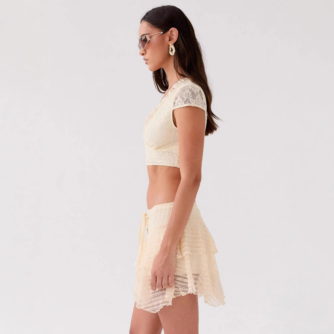 Damen Crop Top med elegant spetsdetalj och lekfullt minikjol Mirla-Eva Jonsson