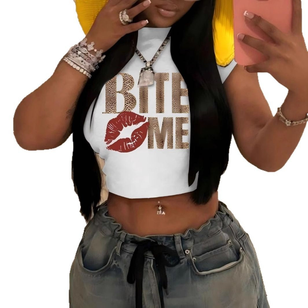 Damen Crop-Top med glittrande läppmotiv och konstnärlig text Mirla-Eva Jonsson